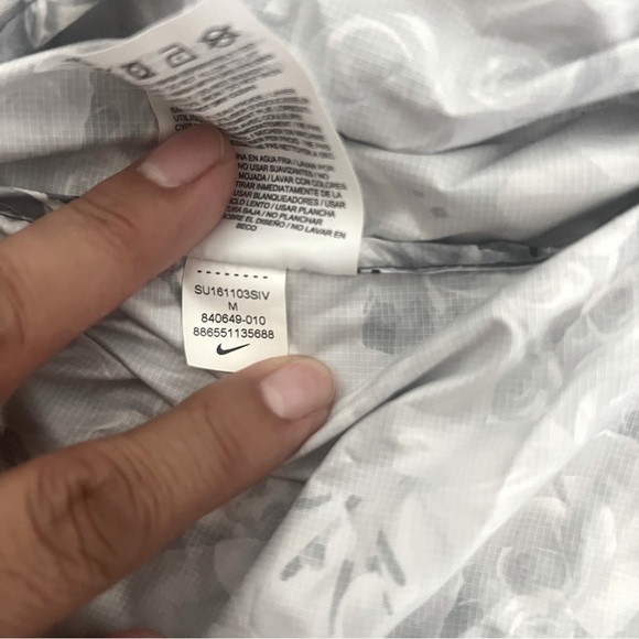 Nike Women’s Oversized Medium Floral Black and White Windbreaker Running Jacket - Picture 10 of 13